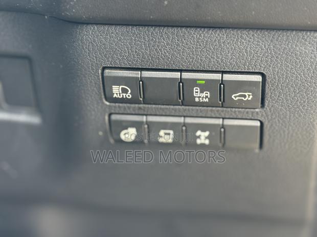 Lexus NX 300h Base 4x4 (2.5L 4cyl 2A) 2018 Black