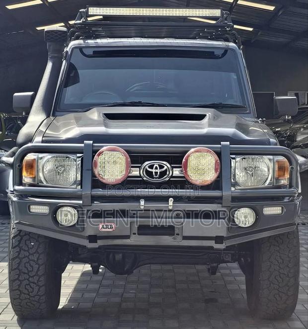 Toyota Land Cruiser 4.5 V8 GXR 2018 Gray