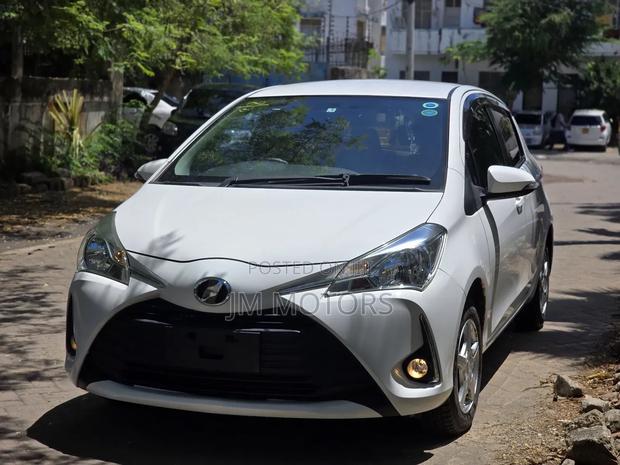 Toyota Vitz 2017 Off white