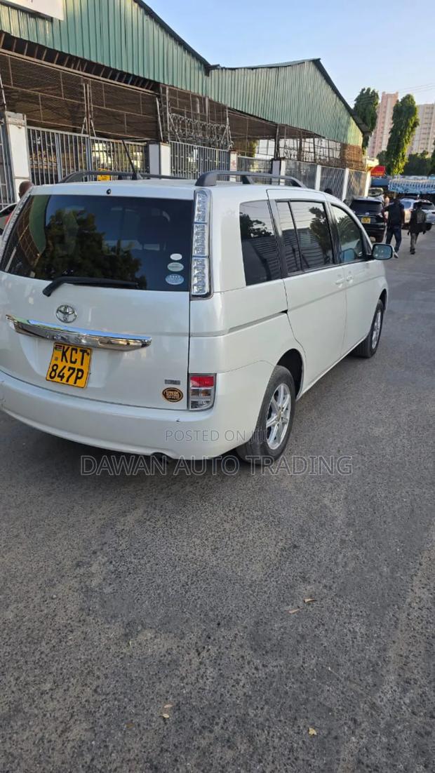 Toyota ISIS 2012 White