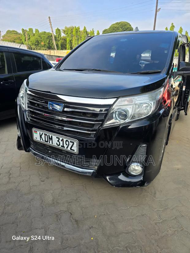Toyota Noah 1.8 FWD Hybrid (7 seater) 2017 Black