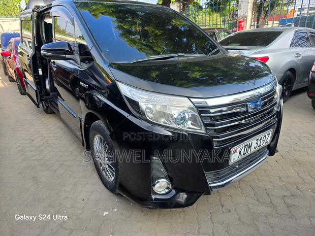 Toyota Noah 1.8 FWD Hybrid (7 seater) 2017 Black