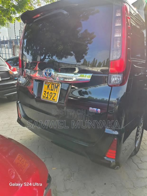Toyota Noah 1.8 FWD Hybrid (7 seater) 2017 Black