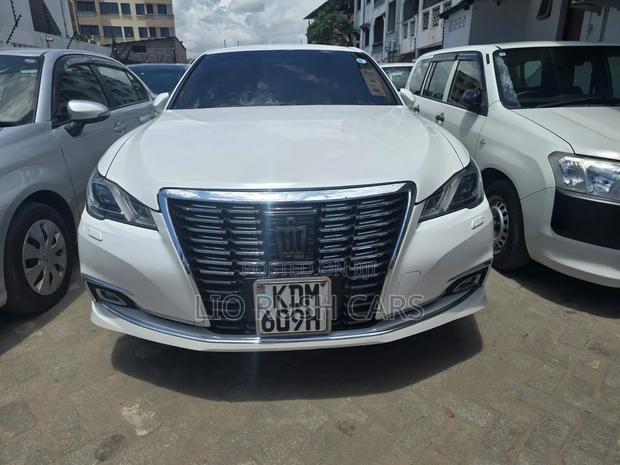 Toyota Crown 2017 White