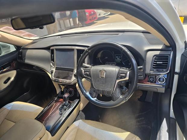 Toyota Crown 2017 White