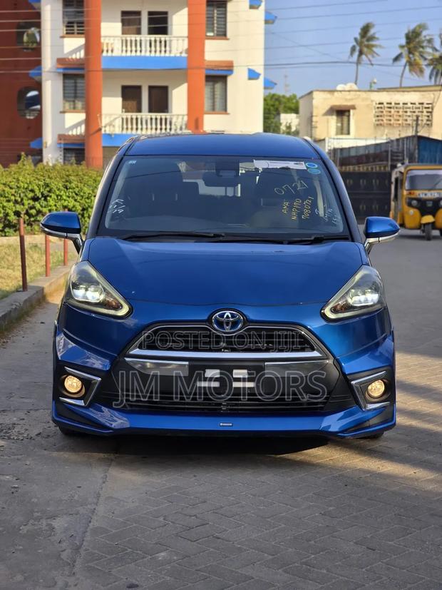 Toyota Sienta 2017 Blue