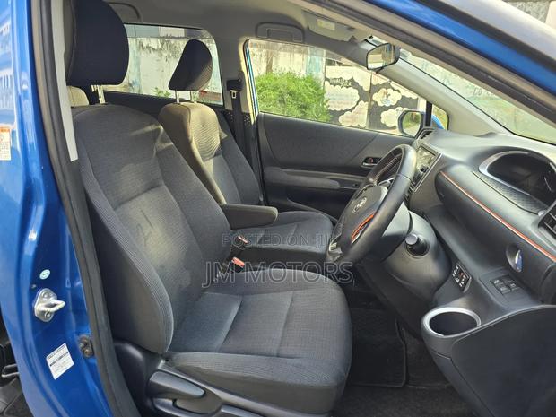 Toyota Sienta 2017 Blue