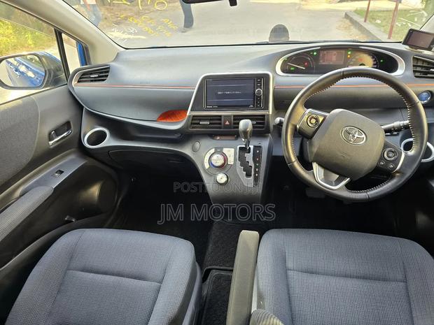 Toyota Sienta 2017 Blue