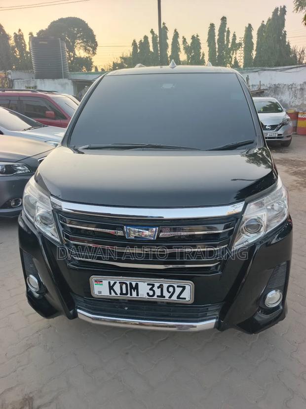 Toyota Noah 1.8 FWD Hybrid (7 seater) 2016 Black