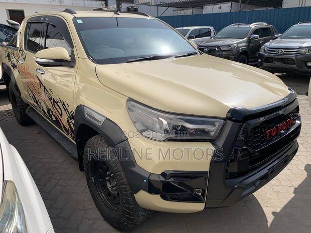 Toyota Hilux 2017 Yellow