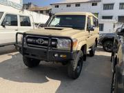 Toyota Land Cruiser 4.6 V8 GX 2016 Yellow for sale