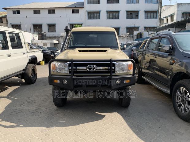 Toyota Land Cruiser 4.6 V8 GX 2016 Yellow