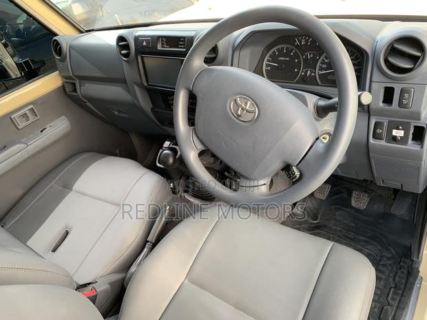 Toyota Land Cruiser 4.6 V8 GX 2016 Yellow