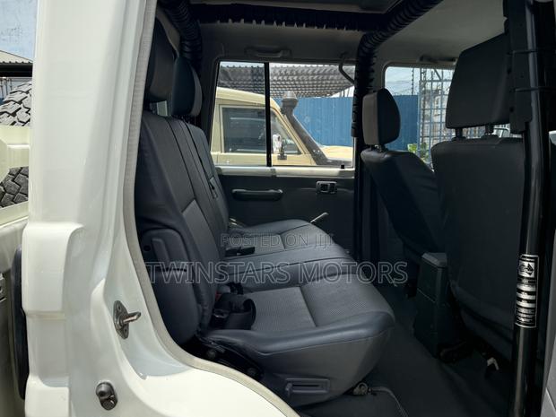 Toyota Land Cruiser 4.6 V8 GX 2018 White