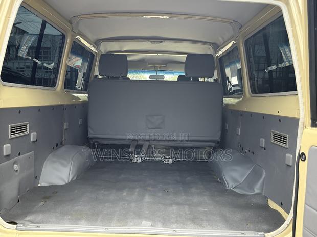 Toyota Land Cruiser 4.6 V8 GX 2018 Beige
