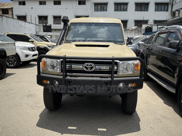 Toyota Land Cruiser 4.6 V8 GX 2018 Beige
