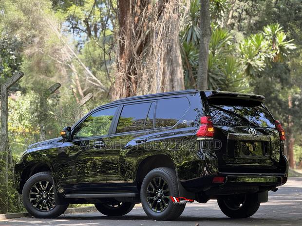 Toyota Land Cruiser Prado 2022 Black