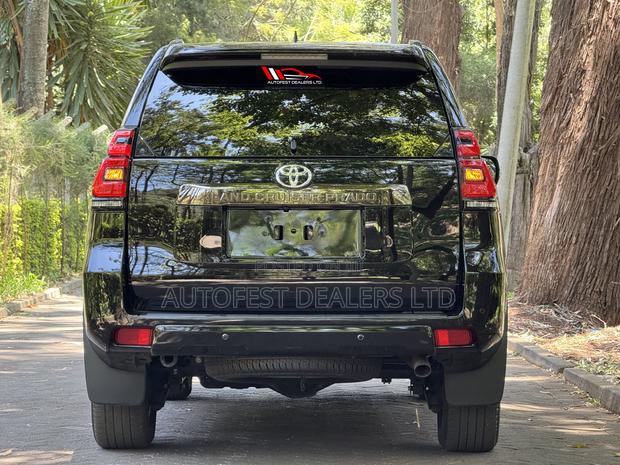 Toyota Land Cruiser Prado 2022 Black