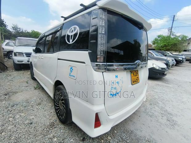 Toyota Voxy 2017 White