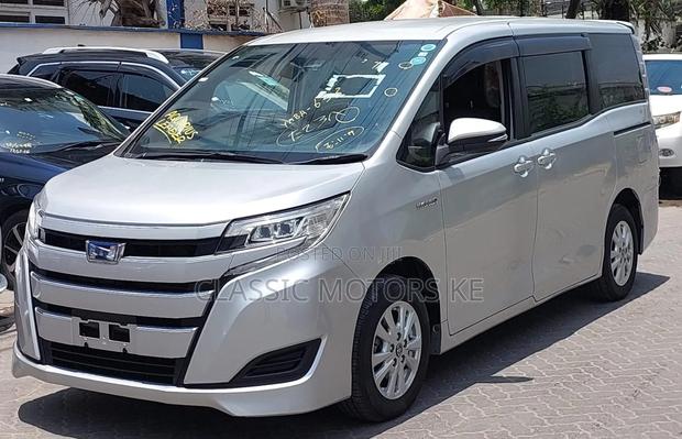 Toyota Noah 1.8 FWD Hybrid (7 seater) 2018 Silver