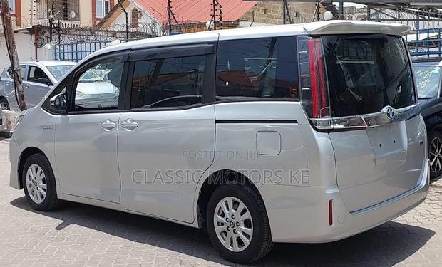 Toyota Noah 1.8 FWD Hybrid (7 seater) 2018 Silver