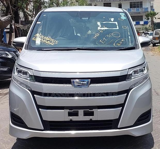 Toyota Noah 1.8 FWD Hybrid (7 seater) 2018 Silver
