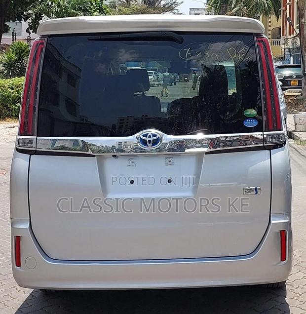 Toyota Noah 1.8 FWD Hybrid (7 seater) 2018 Silver