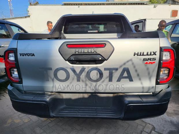 Toyota Hilux 2023 Silver