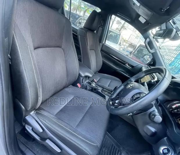 Toyota Hilux 2019 Silver