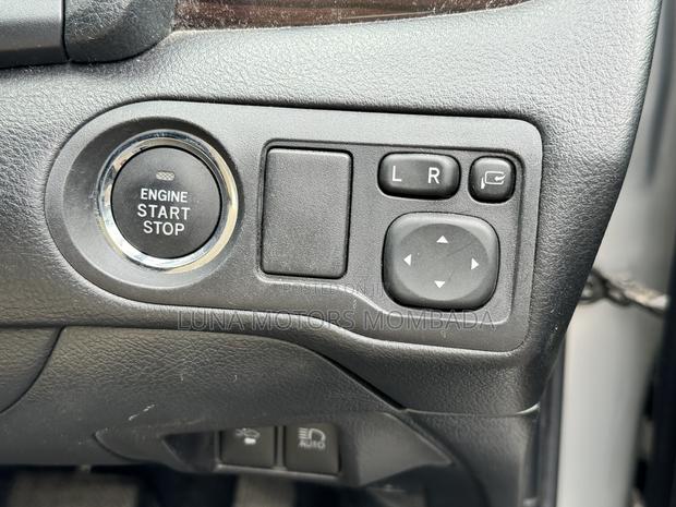 Toyota Premio 2018 Silver
