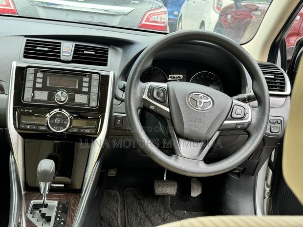 Toyota Premio 2018 Silver