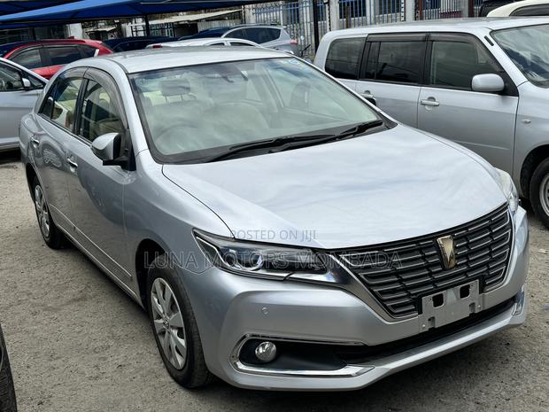 Toyota Premio 2018 Silver