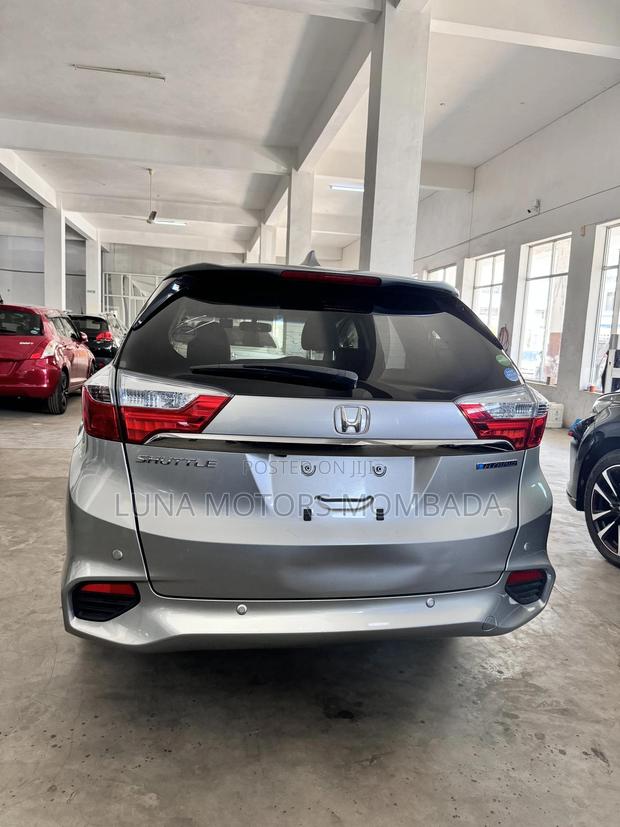 Honda Fit Shuttle 2017 Silver