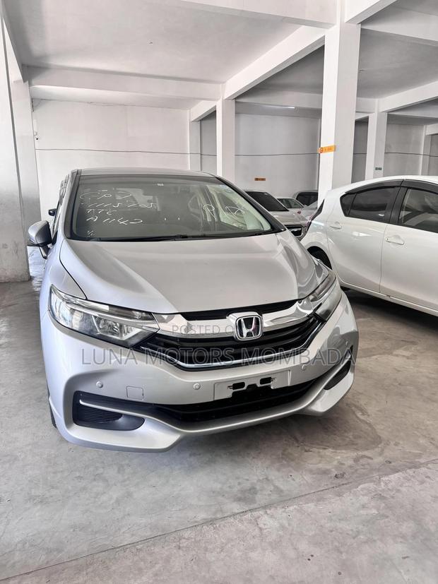 Honda Fit Shuttle 2017 Silver
