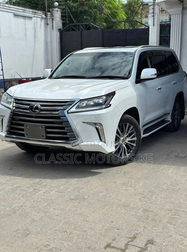 Lexus LX 570 AWD 2018 White