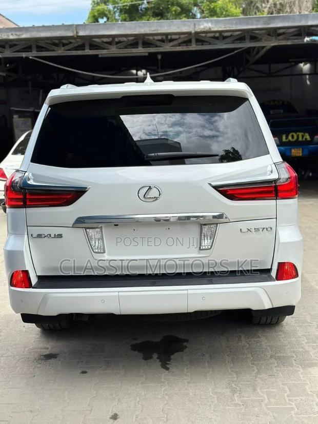 Lexus LX 570 AWD 2018 White