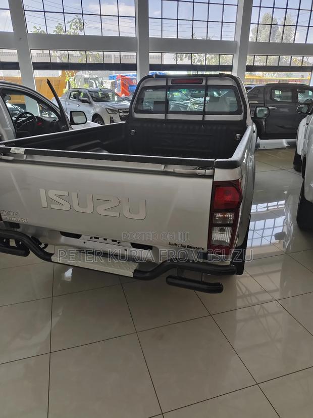 New Isuzu D-MAX 2025 Silver