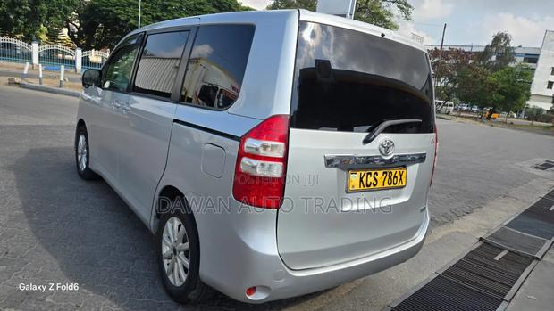 Toyota Noah 2012 Silver