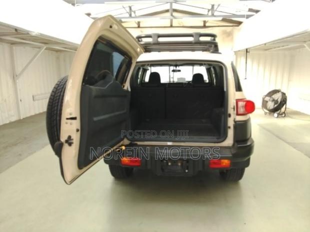 Toyota FJ Cruiser 2018 Beige
