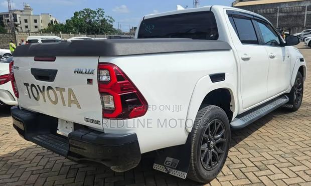 Toyota Hilux 2021 White