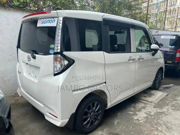 Toyota Tank 1.0 FWD 2018 White