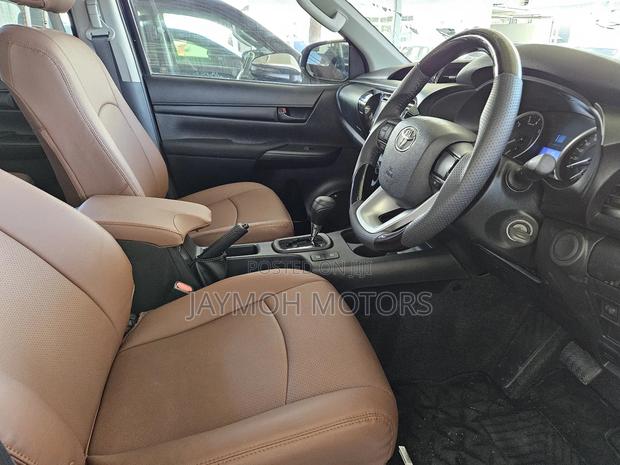 Toyota Hilux 2022 Black
