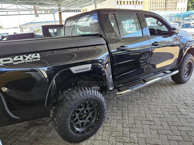 Toyota Hilux 2022 Black