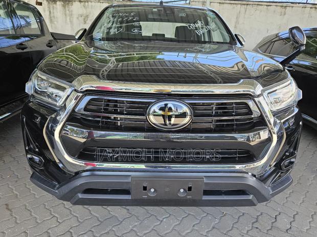 Toyota Hilux 2022 Black