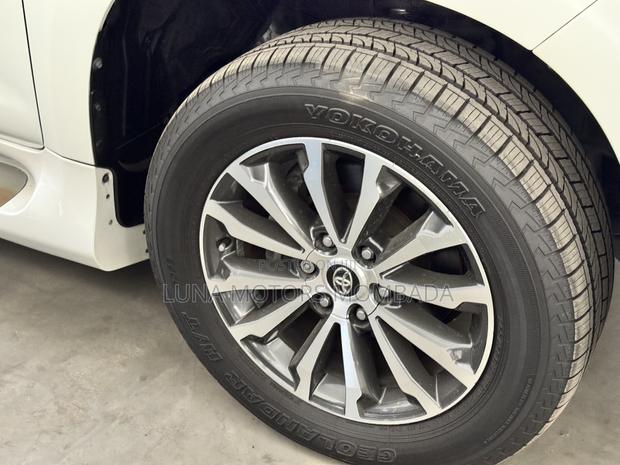 Toyota Land Cruiser Prado 2019 White