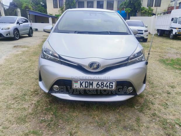 Toyota Vitz 2017 Silver