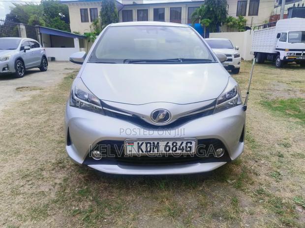 Toyota Vitz 2017 Silver