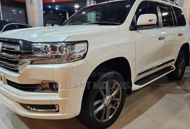 Toyota Land Cruiser 4.6 V8 ZX 2018 White