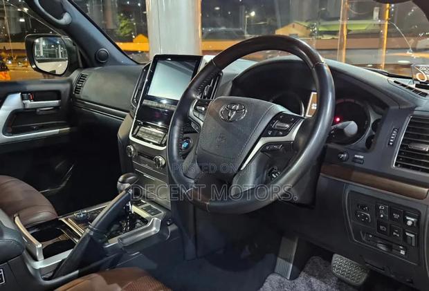 Toyota Land Cruiser 4.6 V8 ZX 2018 White