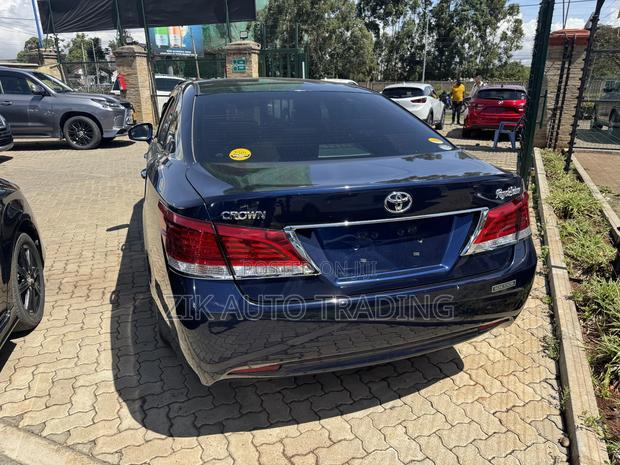 Toyota Crown 2017 Blue
